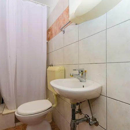 アパート Ive トロギール