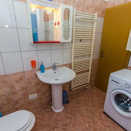 アパート Ive トロギール