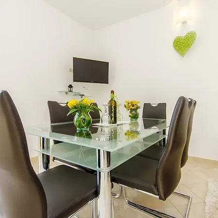 Ive アパート トロギール