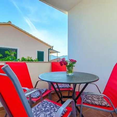 アパート Ive トロギール